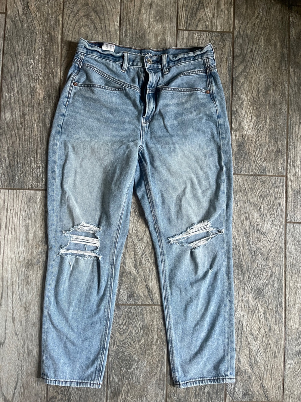 American Eagle Outfitters Light Blue Distressed Mom Jean 6 Short
